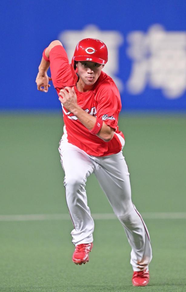 　１軍に合流して汗を流す宇草（撮影・立川洋一郎）