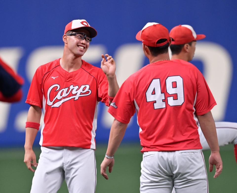 　１軍に合流し、正随（右）と談笑する宇草（撮影・立川洋一郎）