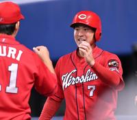 １回、坂倉の適時打で生還し、九里（左）に迎えられて笑顔を見せる堂林（撮影・立川洋一郎）