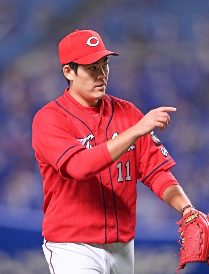 １回裏を投げ終えてベンチへ戻る広島・九里亜蓮＝バンテリンドームナゴヤ（撮影・立川洋一郎）