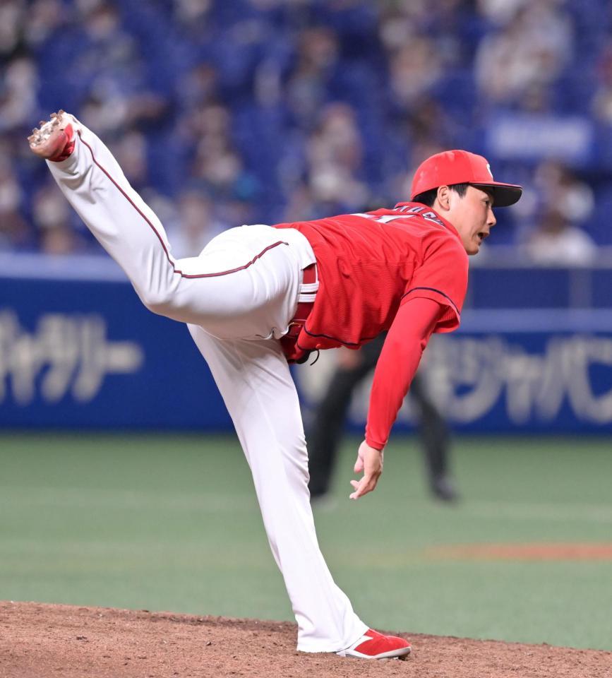 ９回、２連続三振を奪って最後を締めた栗林（撮影・立川洋一郎）