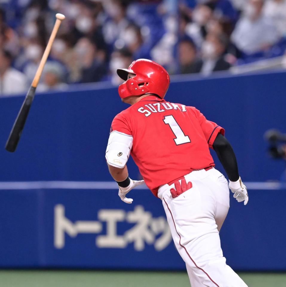  ５回、先制の満塁本塁打を放つ鈴木誠