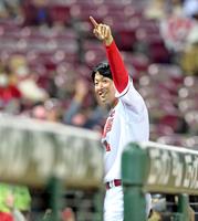 ヒーローインタビューを終えファンの歓声に笑顔で応える大瀬良（撮影・立川洋一郎）