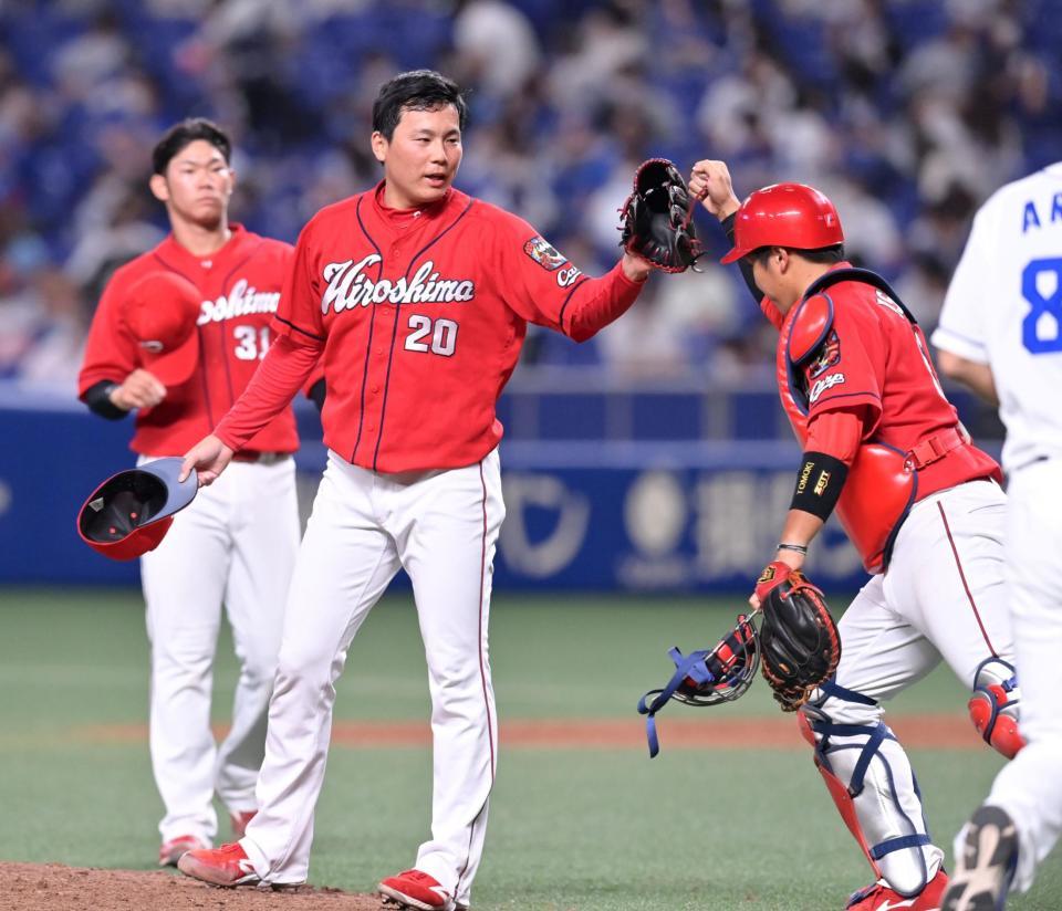 ９回を締めて30セーブ目を挙げた栗林＝７日（撮影・立川洋一郎）