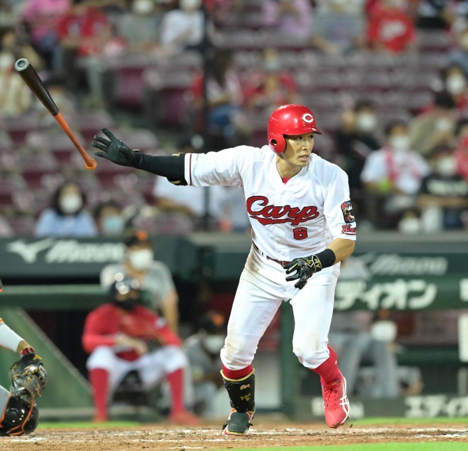 　５回、適時内野安打を放つ安部（撮影・立川洋一郎）