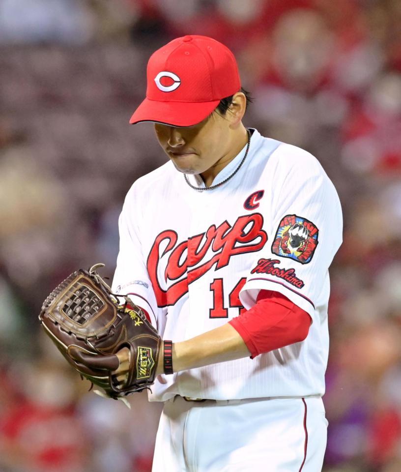 　５回、丸を二飛に打ち取り、グラブをたたいて喜ぶ大瀬良（撮影・立川洋一郎）