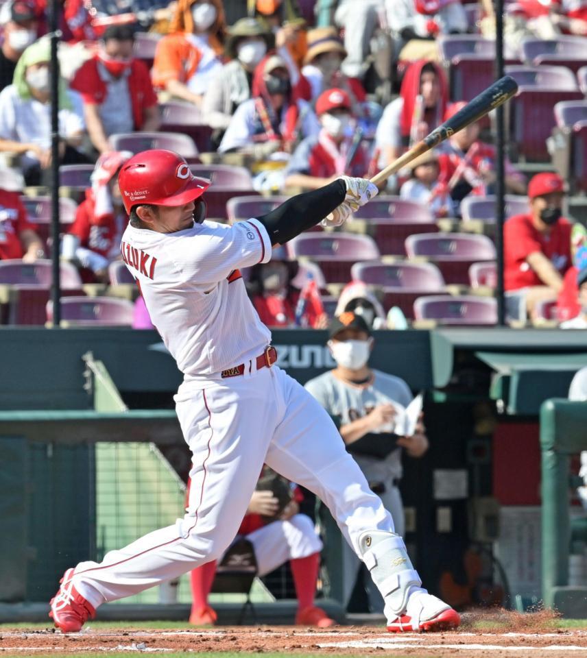 １回、先制適時二塁打を放つ鈴木誠（撮影・立川洋一郎）