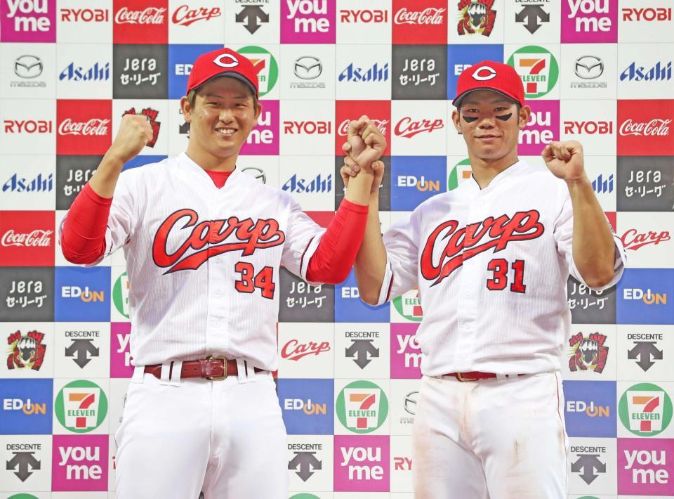 お立ち台で並んで笑顔を見せる高橋昂（左）と坂倉