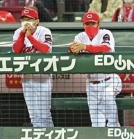 　戦況を見守る佐々岡監督（撮影・立川洋一郎）