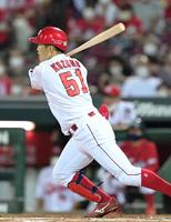 　３回、右翼線へ先制適時三塁打を放つ小園（撮影・立川洋一郎）