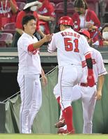 　３回、西川の中犠飛で生還した小園を出迎える床田（撮影・立川洋一郎）