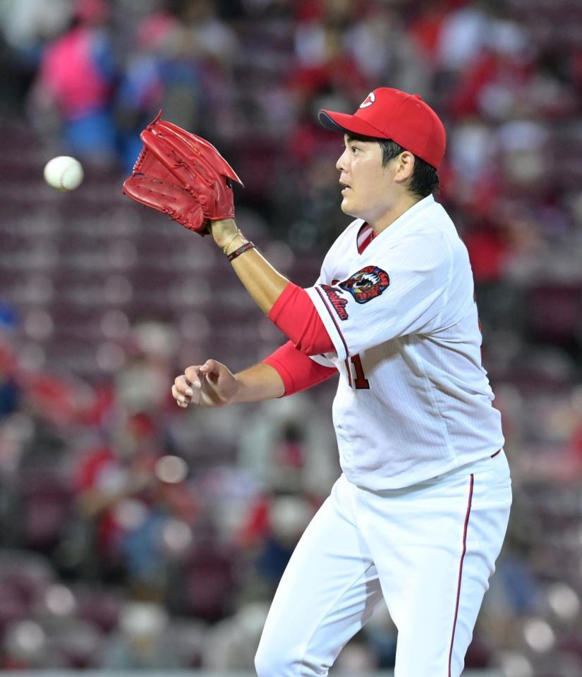 　３回、楠本の打球をキャッチする九里（撮影・立川洋一郎）