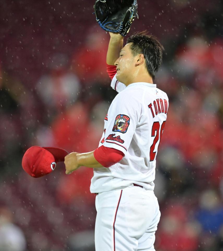 　５回、宮崎に勝ち越し２点適時打を打たれて汗をぬぐう床田（撮影・立川洋一郎）