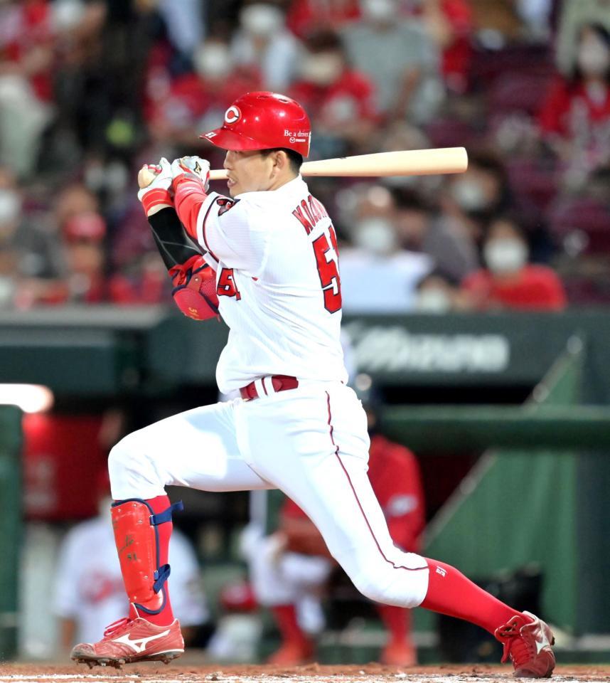 　３回、右翼線へ先制適時三塁打を放つ小園（撮影・立川洋一郎）