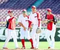 笑顔で守備練習に汗を流す（左から）松山、鈴木誠、大瀬良、今村＝２０１９年１０月９日撮影