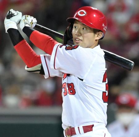 　左前打を放つ宇草（１０月１３日撮影）