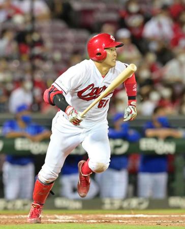 ５回、中前へ勝ち越し適時打を放つ小園（撮影・立川洋一郎）