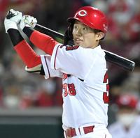 　左前打を放つ宇草（１０月１３日撮影）