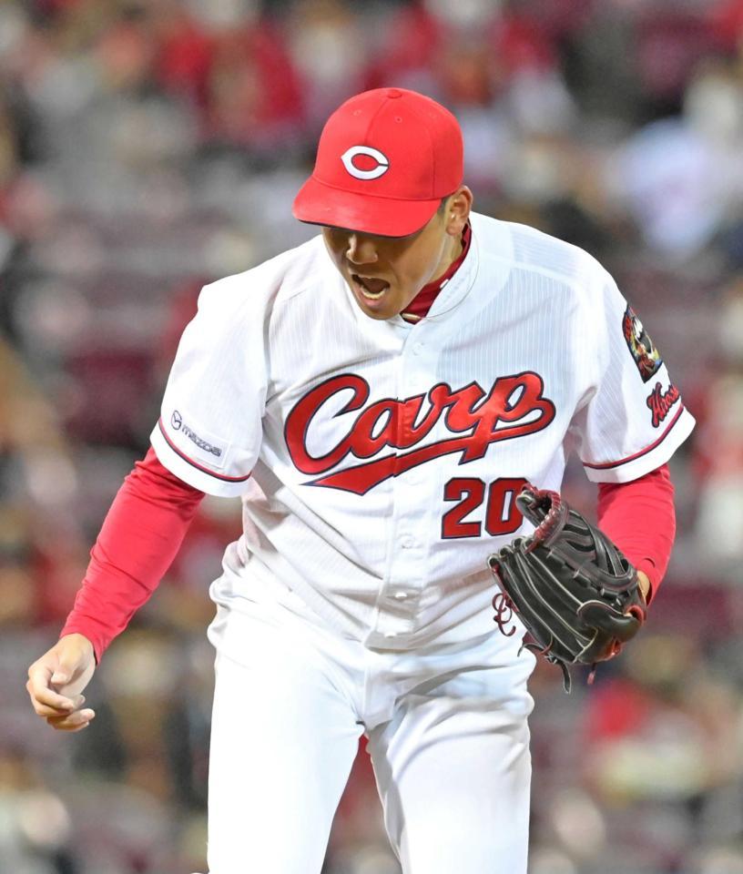 　９回、森を空振り三振に仕留めてほえる栗林