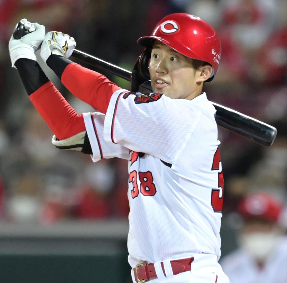 　左前打を放つ宇草（１０月１３日撮影）