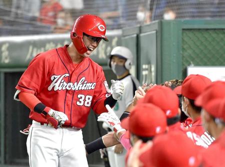 　１回、宇草は右越えに先頭打者本塁打を放ち、笑顔でベンチにがい旋（撮影・佐藤厚）