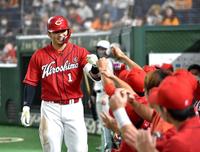 ３回、鈴木誠は３６号ソロを放ち、ナインに迎えられる（撮影・佐藤厚）