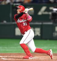 ３回、左越えに１６号２ランを放つ菊池涼（撮影・佐藤厚）