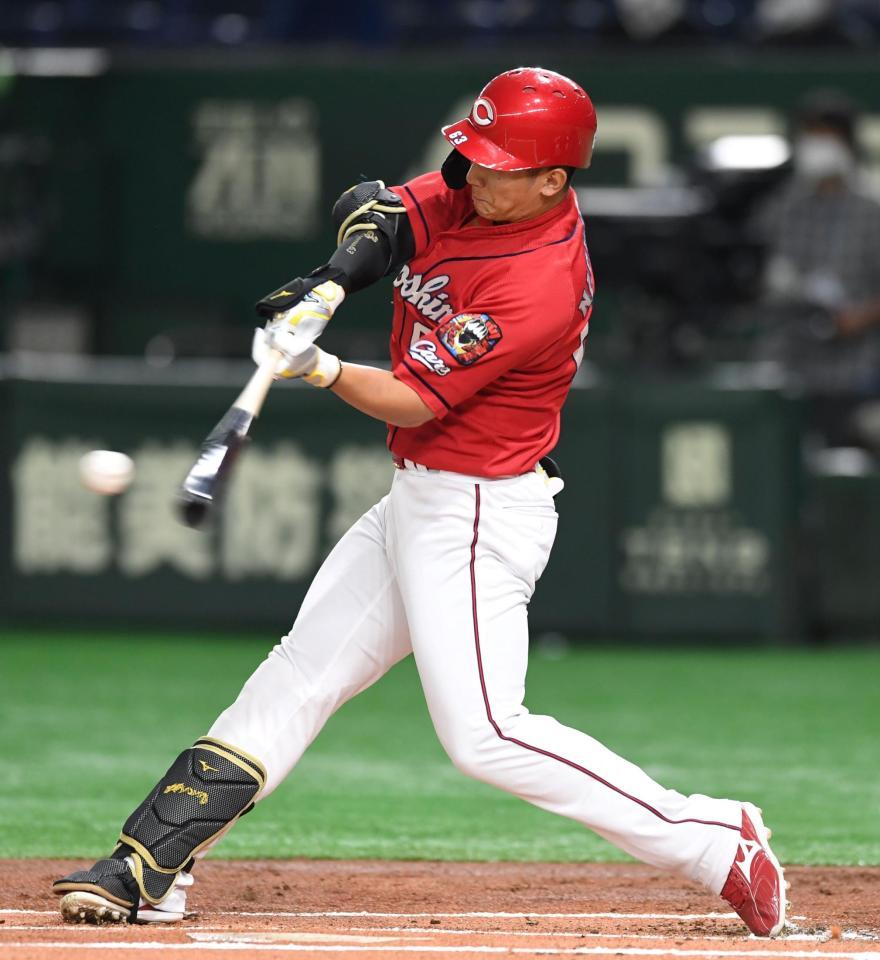 １回、西川は右前打を放つ（撮影・佐藤厚）