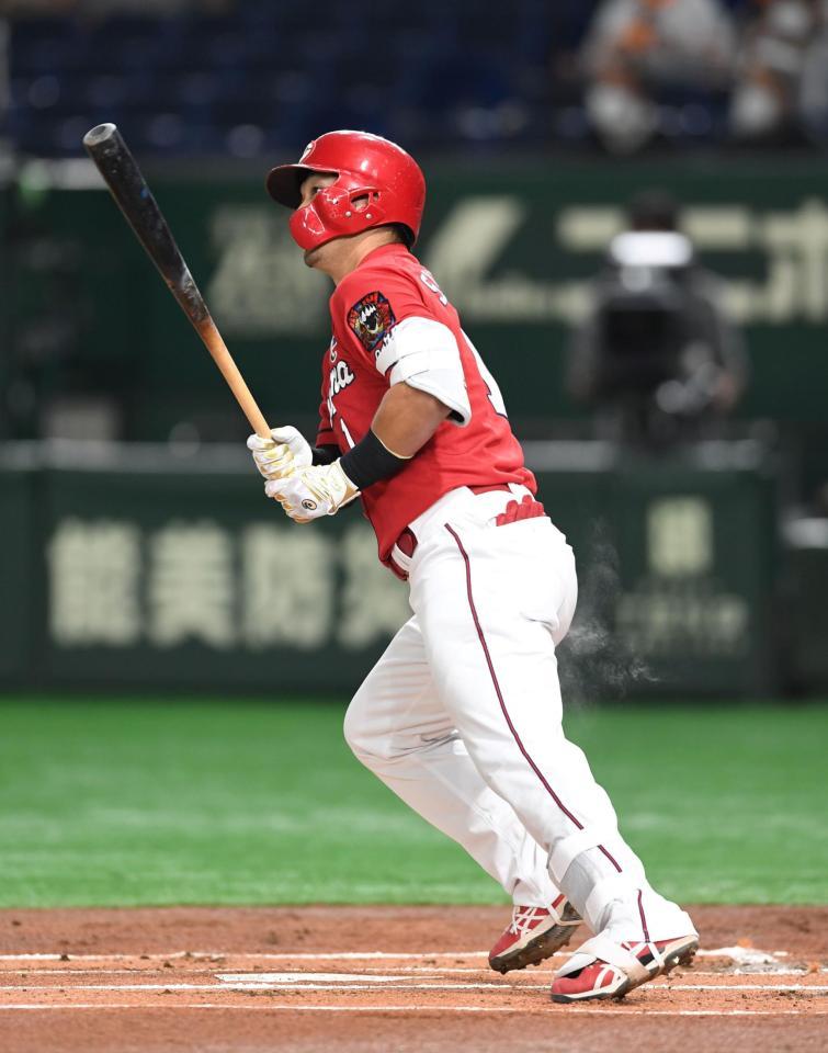 １回、鈴木誠は左前打を放つ（撮影・佐藤厚）