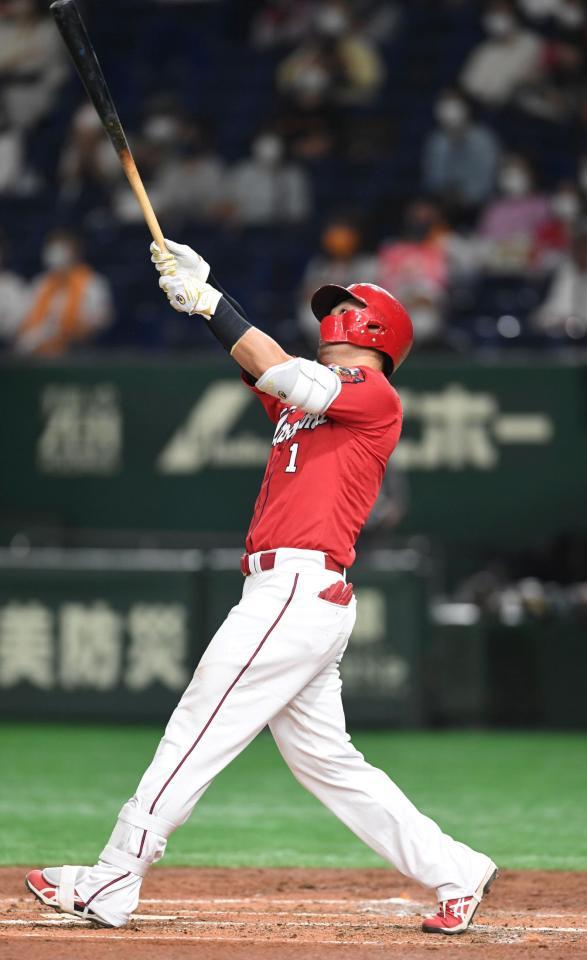 ３回、鈴木誠は左越えに３６号ソロを放つ（撮影・佐藤厚）