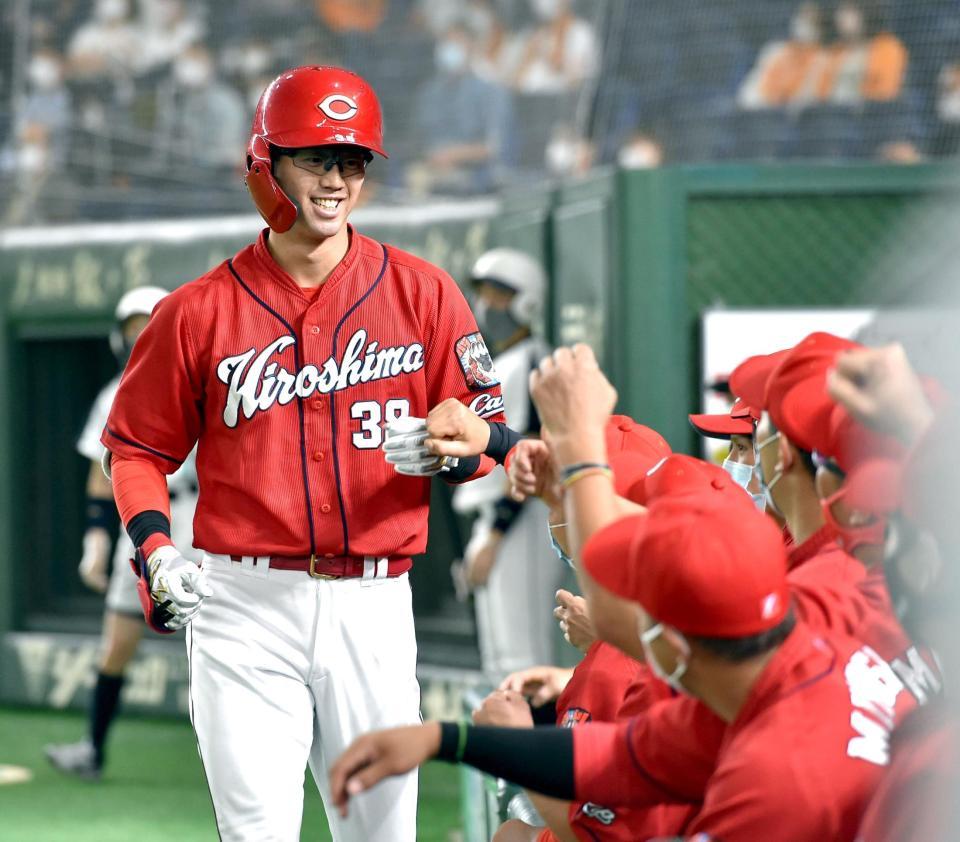 １回、宇草は右越えに先頭打者本塁打を放ち、笑顔でベンチにがい旋（撮影・佐藤厚）