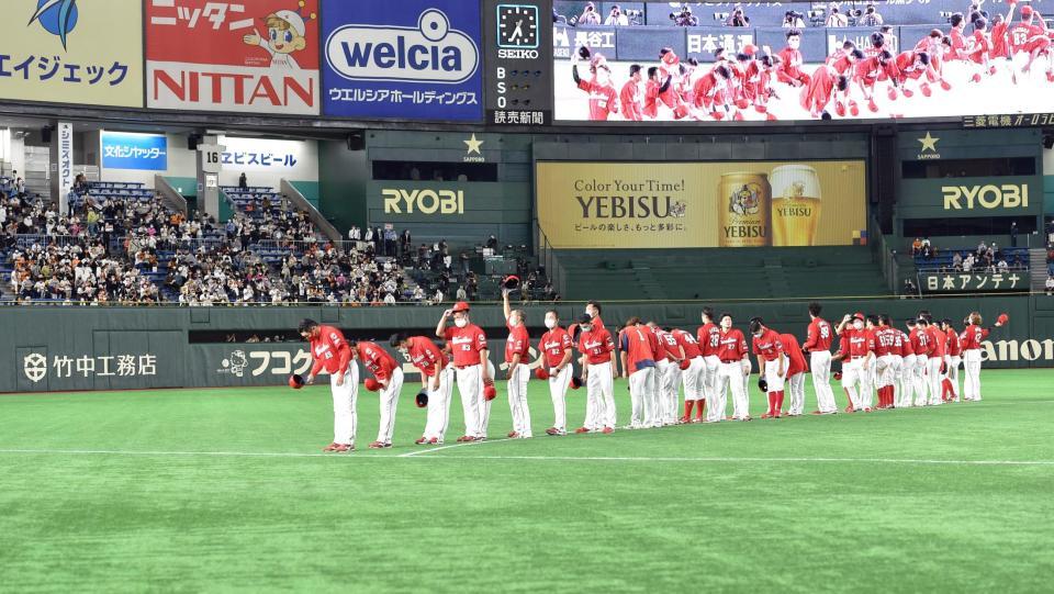　対巨人最終戦を勝利で飾り、スタンドに向かって一礼する佐々岡監督（左端）とコーチ、選手たち（撮影・佐藤厚）