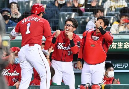 ８回、３８号ソロを放った鈴木誠（１）を歓喜の表情で迎える宇草ら（撮影・飯室逸平）