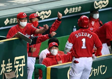 ８回、佐々岡監督（左）から２人目はソロを放った鈴木誠を迎える（撮影・山口登）