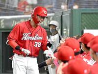 　１回、先頭打者本塁打を放ち、笑顔でベンチに凱旋する宇草（撮影・佐藤厚）