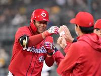 ３回、左翼スタンドへ先制ソロを放ち、ナインの祝福に笑顔を見せる林（撮影・立川洋一郎）