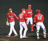 ７回、降板する玉村（左）＝撮影・山口登