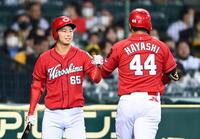 ３回、９号先制ソロを放った林を笑顔で迎える玉村（撮影・飯室逸平）