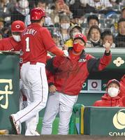 ４回、鈴木誠を迎える佐々岡監督（撮影・飯室逸平）