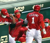 ４回、佐々岡監督（中央）はソロを放った鈴木を迎える（撮影・山口登）