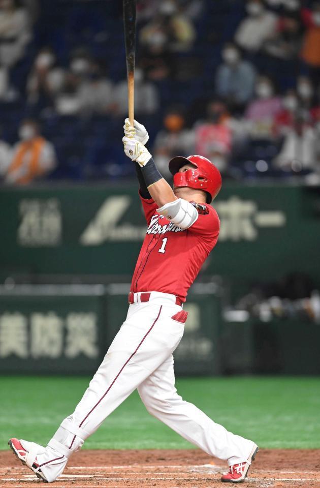 　３回、左越えに特大の３６号ソロを放つ鈴木誠（撮影・佐藤厚）