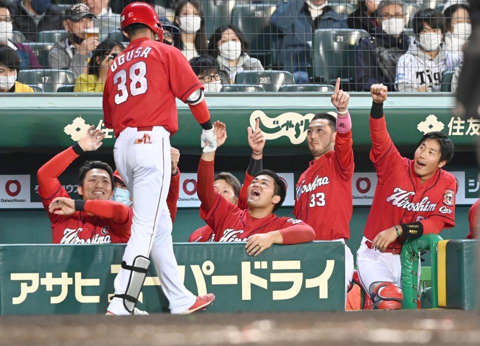 ３回、宇草の４号ソロに沸く鈴木、林らカープナイン（撮影・飯室逸平）