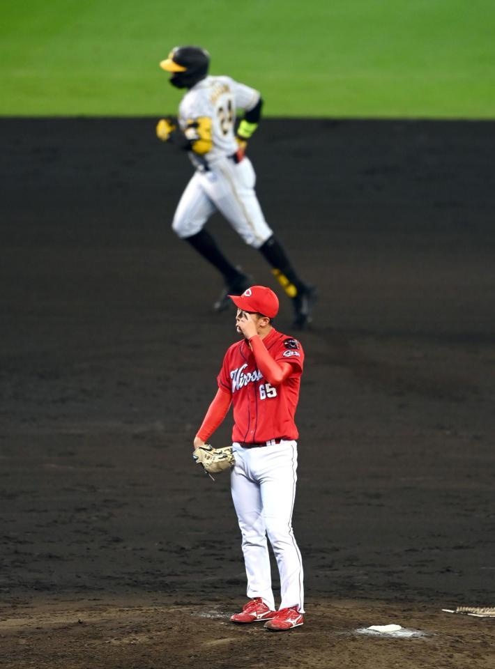 ７回、玉村はロハスに２ランを許す（撮影・山口登）