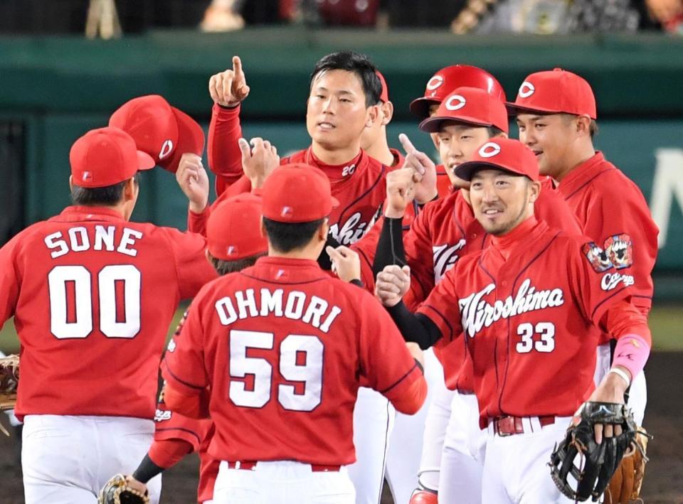 最後を締め、ナインと喜び合う栗林（中央）＝撮影・田中太一