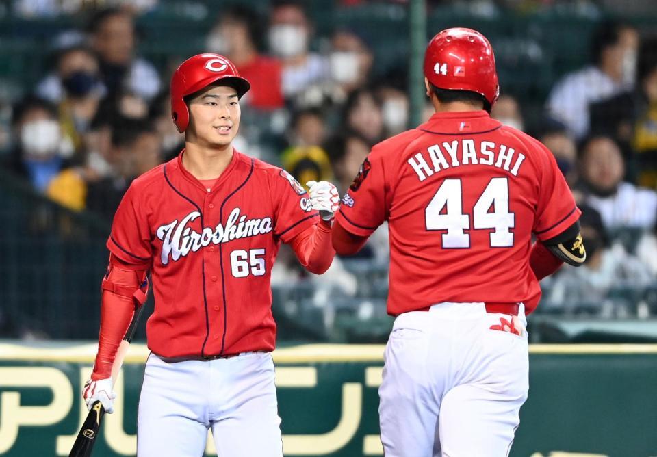 ３回、９号先制ソロを放った林を笑顔で迎える玉村（撮影・飯室逸平）