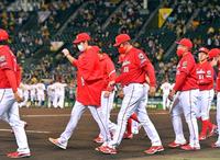 　２失点で惜敗。甲子園最終戦のファンへあいさつに向かう九里（中央左）、佐々岡監督（同右）ら広島ナイン（撮影・立川洋一郎）