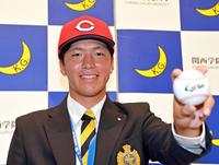 　広島の指名あいさつを受けて笑顔を見せるドラフト１位の関学大・黒原拓未（撮影・立川洋一郎）