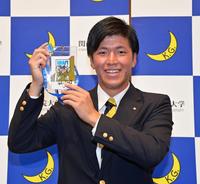 　広島の指名あいさつを受け、佐々岡監督からサイン入りのドラフト会議で使用したパスをプレゼントされた関学大・黒原拓未（撮影・立川洋一郎）