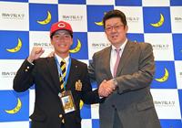 　佐々岡監督（右）からドラフト１位の指名あいさつを受け、笑顔を見せる関学大・黒原拓未（撮影・立川洋一郎）