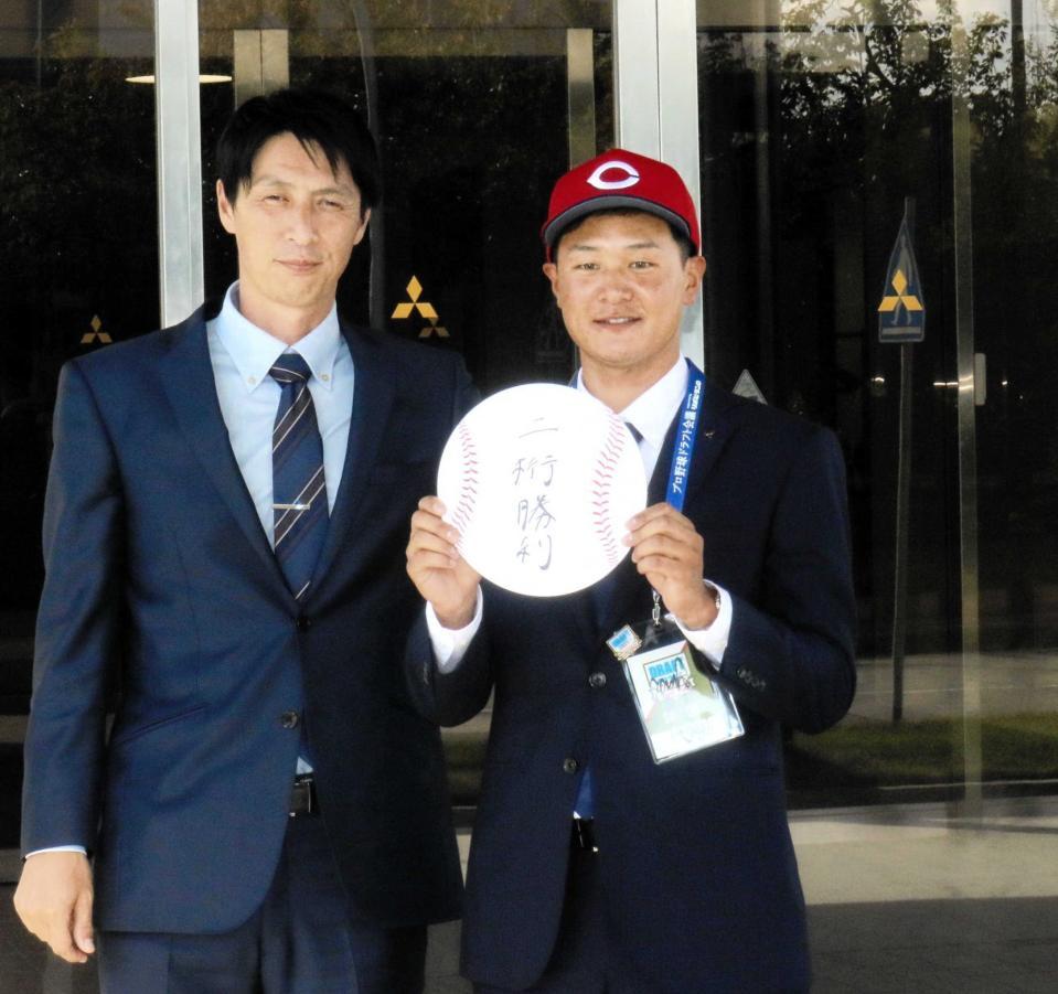 　鞘師スカウトらから指名あいさつを受け、意気込みを色紙に記したドラフト２位・森